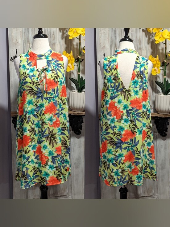 Red Dress Boutique Dresses & Skirts - NWT The Red Dress Boutique Floral Shift Dress